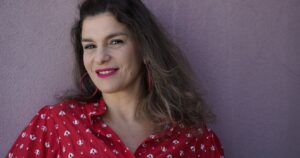 Dalia Gutmann, a punto de llevar su humor a España: por qué se ríe de su cuerpo y la historia desconocida de su padre en la AMIA