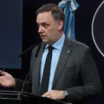 Otra frase polémica desde el Gobierno, ahora de Manuel Adorni: «Si importás un jean, explicame dónde se pierden puestos de trabajo»